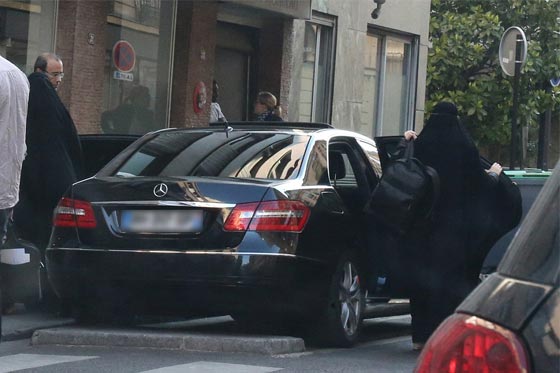 عارضة ازياء برازيلية شهيرة تتجول في باريس بالنقاب صورة رقم 7