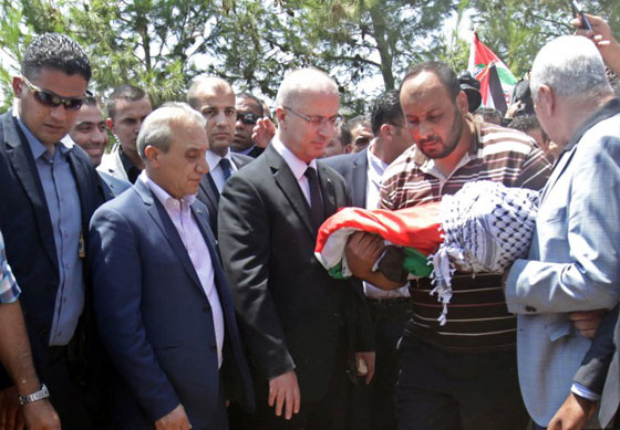 تشييع جثمان الرضيع الفلسطيني على الدوابشة الذي احرقه مستوطنون صورة رقم 2 تشييع جثمان الرضيع الفلسطيني على الدوابشة الذي احرقه مستوطنون صورة رقم 2