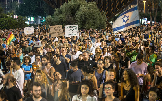 اسرائيل تنتفض ضد مقتل الطفل دوابشة وتضامنا مع المثليين صورة رقم 3