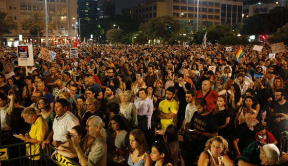 اسرائيل تنتفض ضد مقتل الطفل دوابشة وتضامنا مع المثليين صورة رقم 11