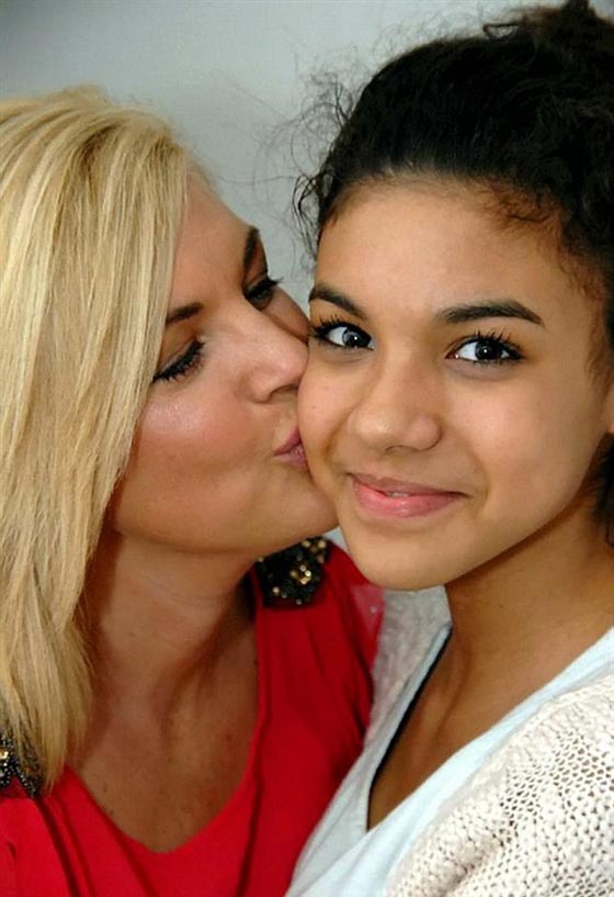 بالصور.. ما السر الذي يجعل ابنة الـ 42 تظهر اصغر من ابنتها صورة رقم 2