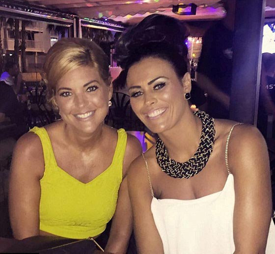 بالصور.. ما السر الذي يجعل ابنة الـ 42 تظهر اصغر من ابنتها صورة رقم 3