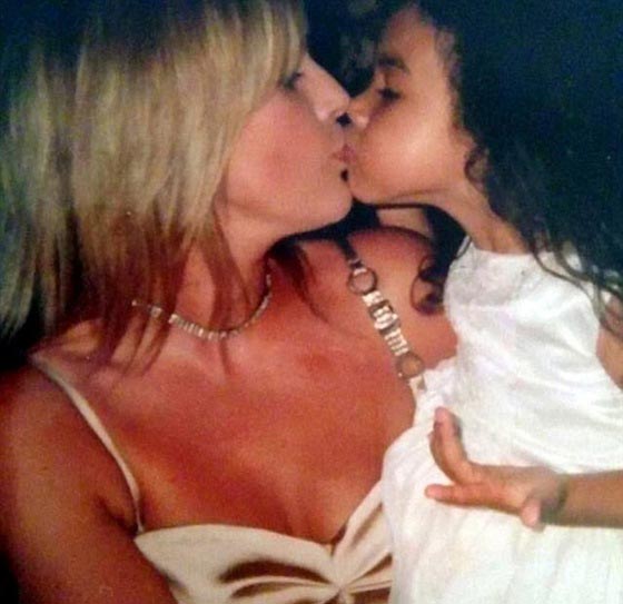 بالصور.. ما السر الذي يجعل ابنة الـ 42 تظهر اصغر من ابنتها صورة رقم 4