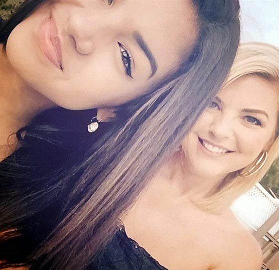 بالصور.. ما السر الذي يجعل ابنة الـ 42 تظهر اصغر من ابنتها صورة رقم 5