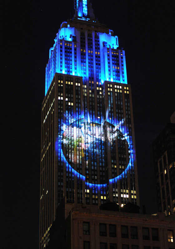 ناطحة سحاب في نيويورك تتحول لشاشة تعرض الحيوانات المهددة بالانقراض صورة رقم 3