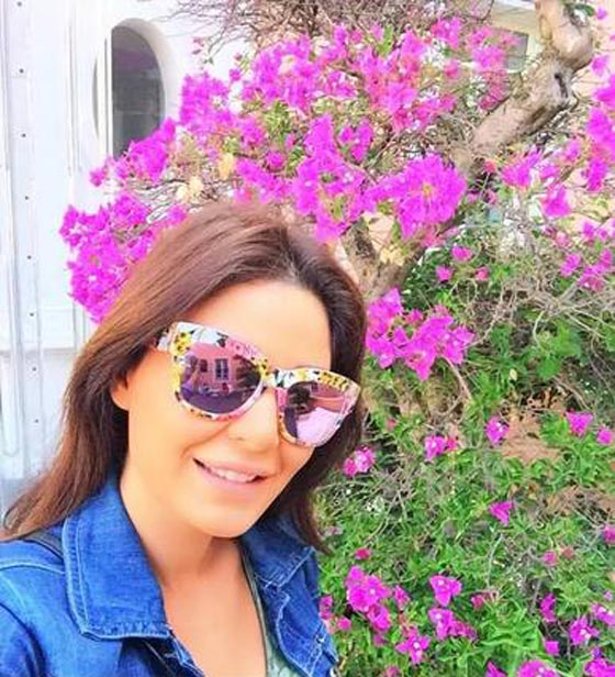 بالصور.. اطلالات مثيرة للنجمات العربيات بنظارات شمسية مدهشة صورة رقم 16