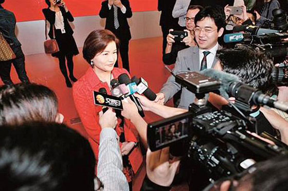 اكثر امرأة عصامية بالعالم بدأت من الصفر وتستثمر اليوم بالمليارات صورة رقم 2