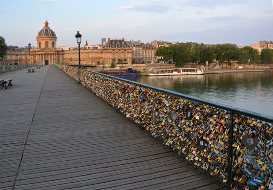 جديد ومثير في باريس.. تحويل اقفال جسر الحب الى خواتم صورة رقم 1
