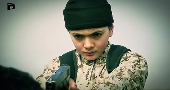 أكبر جريمة يرتكبها داعش.. تدريب الأطفال على قطع الرؤوس! صورة رقم 1