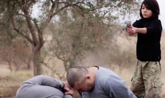 أكبر جريمة يرتكبها داعش.. تدريب الأطفال على قطع الرؤوس! صورة رقم 2