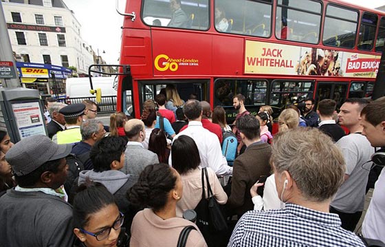 سوداني يعبر بحر المانش 50 كم تحت الماء وينتهي بمفاجأة غير سارة! صورة رقم 4