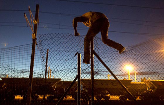 سوداني يعبر بحر المانش 50 كم تحت الماء وينتهي بمفاجأة غير سارة! صورة رقم 1