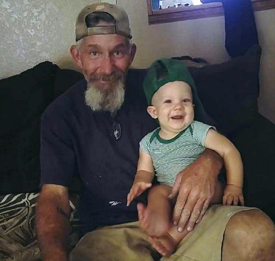 كاميرا توثق اعتداء اشبه بحرب الشوارع والقاء رجل من سيارته صورة رقم 1