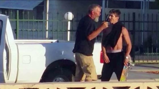 كاميرا توثق اعتداء اشبه بحرب الشوارع والقاء رجل من سيارته صورة رقم 2 كاميرا توثق اعتداء اشبه بحرب الشوارع والقاء رجل من سيارته صورة رقم 2