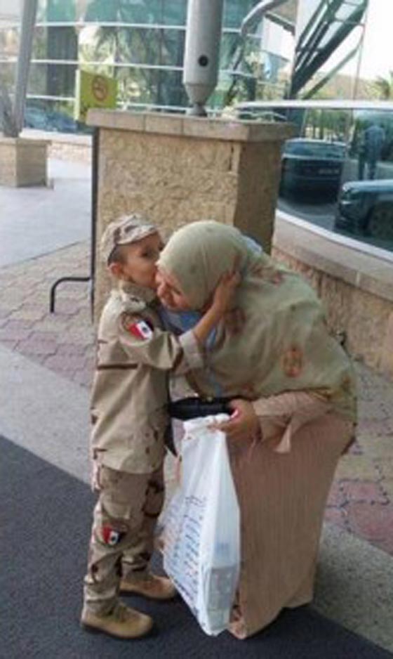 طفل السرطان يحقق امنيته بلقاء السيسي في احتفال قناة السويس صورة رقم 4 طفل السرطان يحقق امنيته بلقاء السيسي في احتفال قناة السويس صورة رقم 4