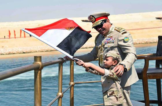 طفل السرطان يحقق امنيته بلقاء السيسي في احتفال قناة السويس صورة رقم 5 طفل السرطان يحقق امنيته بلقاء السيسي في احتفال قناة السويس صورة رقم 5