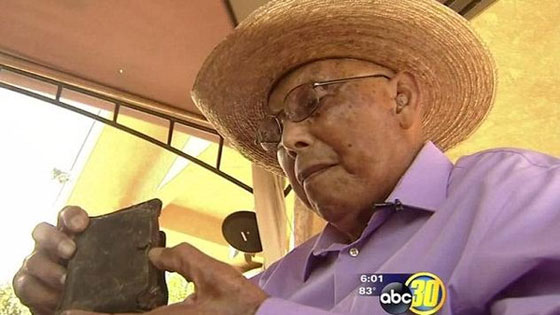 طبيب يعثر على محفظة اضاعها صاحبها عام 1945 ويعيدها له صورة رقم 2 طبيب يعثر على محفظة اضاعها صاحبها عام 1945 ويعيدها له صورة رقم 2