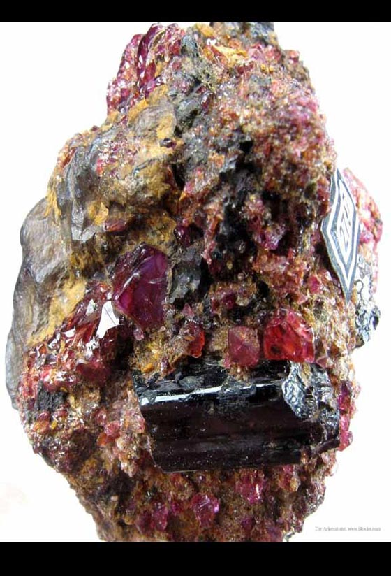 بالصور.. تعرف على أغلى المعادن والاحجار الكريمة الثمينة صورة رقم 1 بالصور.. تعرف على أغلى المعادن والاحجار الكريمة الثمينة صورة رقم 1