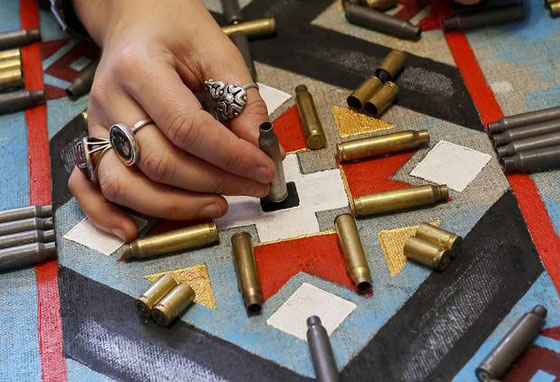 وجه الحرب.. فنانة ترسم وجه بوتين برصاص جمعته من مناطق النزاع صورة رقم 2 وجه الحرب.. فنانة ترسم وجه بوتين برصاص جمعته من مناطق النزاع صورة رقم 2