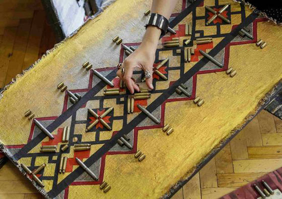 وجه الحرب.. فنانة ترسم وجه بوتين برصاص جمعته من مناطق النزاع صورة رقم 4 وجه الحرب.. فنانة ترسم وجه بوتين برصاص جمعته من مناطق النزاع صورة رقم 4