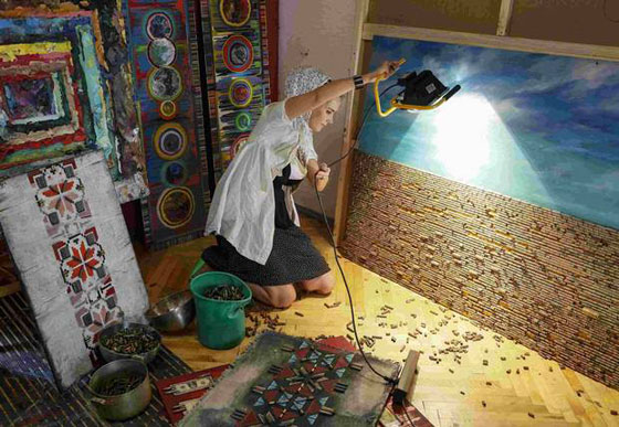 وجه الحرب.. فنانة ترسم وجه بوتين برصاص جمعته من مناطق النزاع صورة رقم 6 وجه الحرب.. فنانة ترسم وجه بوتين برصاص جمعته من مناطق النزاع صورة رقم 6