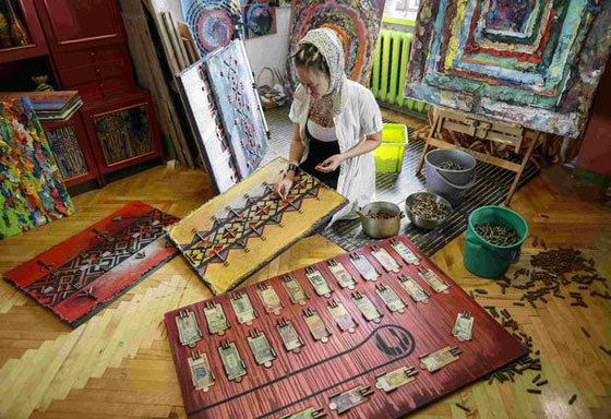 وجه الحرب.. فنانة ترسم وجه بوتين برصاص جمعته من مناطق النزاع صورة رقم 8 وجه الحرب.. فنانة ترسم وجه بوتين برصاص جمعته من مناطق النزاع صورة رقم 8