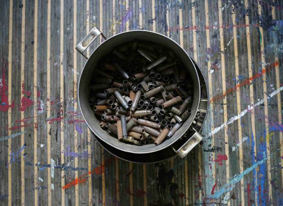 وجه الحرب.. فنانة ترسم وجه بوتين برصاص جمعته من مناطق النزاع صورة رقم 9 وجه الحرب.. فنانة ترسم وجه بوتين برصاص جمعته من مناطق النزاع صورة رقم 9