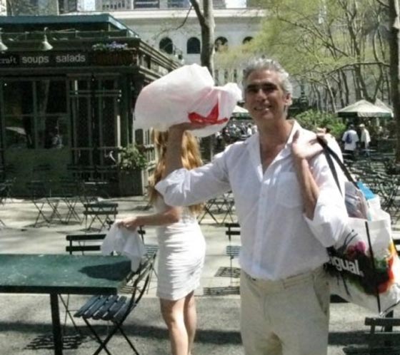 قصة عارض الأزياء المشرد الذي ينام بكامل اناقته على أسطح المنازل صورة رقم 6