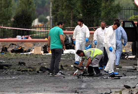 امرأتان تهاجمان القنصلية الامريكية في تركيا وتفجير في مركز للشرطة صورة رقم 3