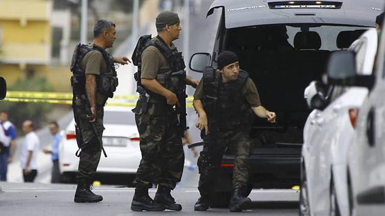 امرأتان تهاجمان القنصلية الامريكية في تركيا وتفجير في مركز للشرطة صورة رقم 10