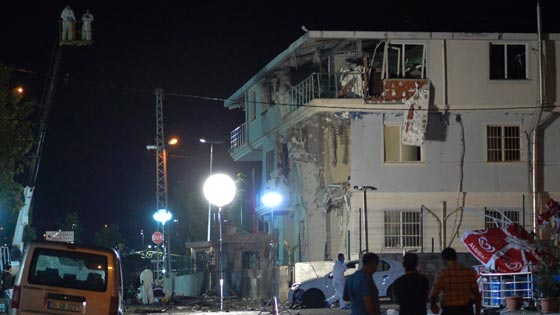 امرأتان تهاجمان القنصلية الامريكية في تركيا وتفجير في مركز للشرطة صورة رقم 11