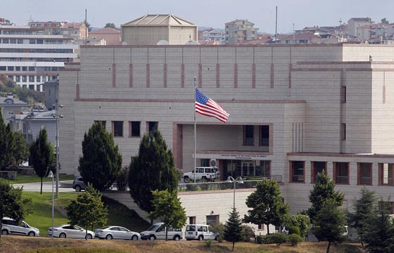 امرأتان تهاجمان القنصلية الامريكية في تركيا وتفجير في مركز للشرطة صورة رقم 14