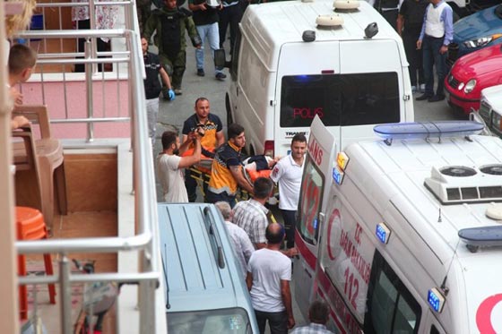 امرأتان تهاجمان القنصلية الامريكية في تركيا وتفجير في مركز للشرطة صورة رقم 16