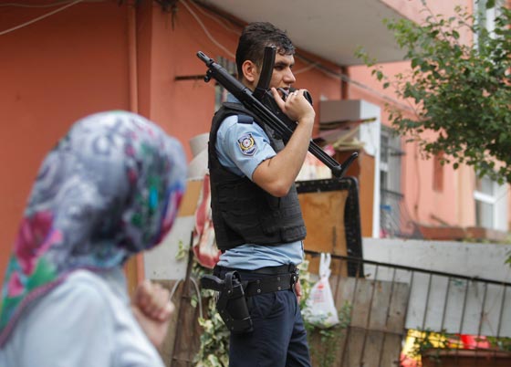 امرأتان تهاجمان القنصلية الامريكية في تركيا وتفجير في مركز للشرطة صورة رقم 17