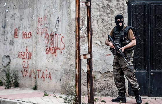 امرأتان تهاجمان القنصلية الامريكية في تركيا وتفجير في مركز للشرطة صورة رقم 20