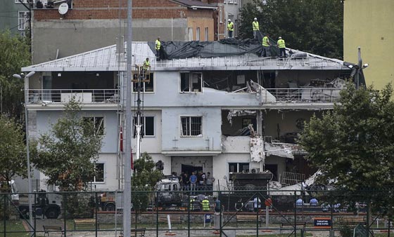 امرأتان تهاجمان القنصلية الامريكية في تركيا وتفجير في مركز للشرطة صورة رقم 24