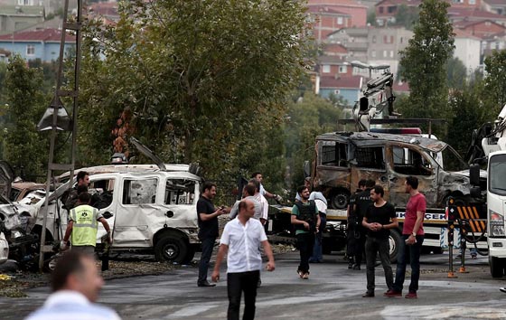 امرأتان تهاجمان القنصلية الامريكية في تركيا وتفجير في مركز للشرطة صورة رقم 25