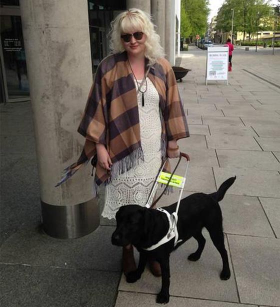 موظفو ماكدونالد يطردون مكفوفة لاصطحابها كلب مرافقة المكفوفين صورة رقم 1