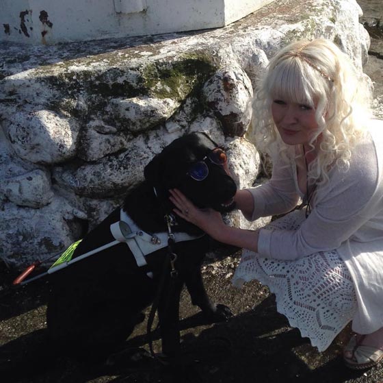 موظفو ماكدونالد يطردون مكفوفة لاصطحابها كلب مرافقة المكفوفين صورة رقم 4