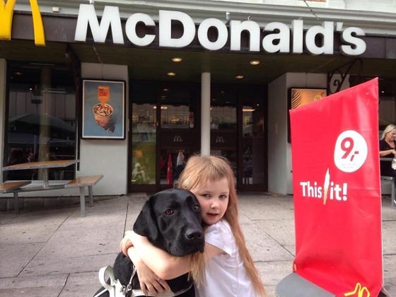 موظفو ماكدونالد يطردون مكفوفة لاصطحابها كلب مرافقة المكفوفين صورة رقم 2