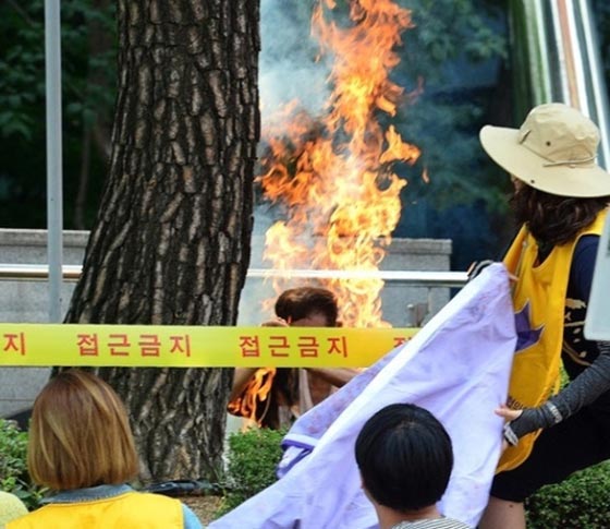 احتجاجا على الاستعباد.. كوري يشعل النار بجسده قبالة السفارة اليابانية صورة رقم 4 احتجاجا على الاستعباد.. كوري يشعل النار بجسده قبالة السفارة اليابانية صورة رقم 4