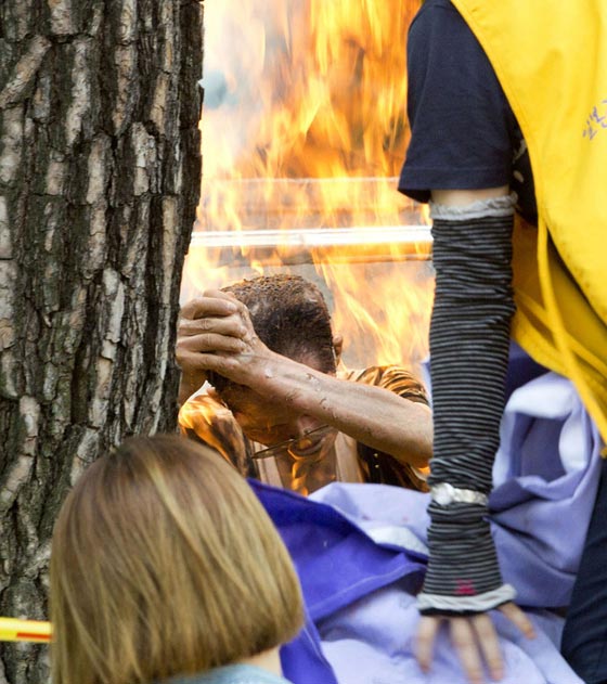 احتجاجا على الاستعباد.. كوري يشعل النار بجسده قبالة السفارة اليابانية صورة رقم 5 احتجاجا على الاستعباد.. كوري يشعل النار بجسده قبالة السفارة اليابانية صورة رقم 5