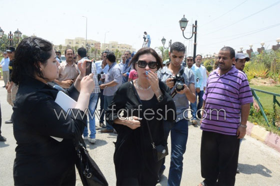 فنانو مصر يشيعون فقيدهم النجم الساطع نور الشريف الى مثواه الاخير صورة رقم 4