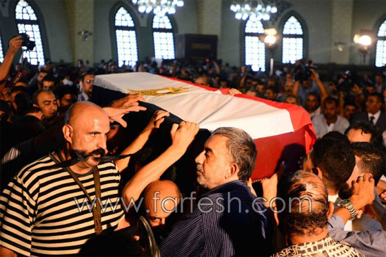 فنانو مصر يشيعون فقيدهم النجم الساطع نور الشريف الى مثواه الاخير صورة رقم 1
