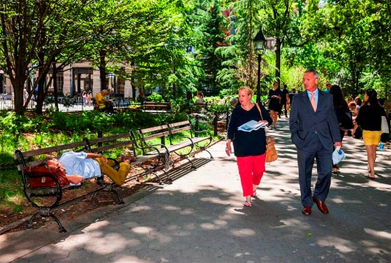 كيف اصبح مليونير وول ستريت مشردا يتسول وينام في الشارع؟ صورة رقم 4