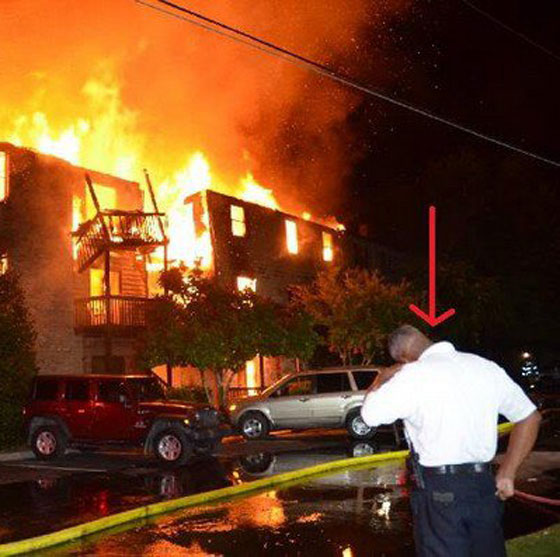 رجل اطفاء يلتقط رضيعا ألقته امه من الطابق الثالث بسبب حريق صورة رقم 1