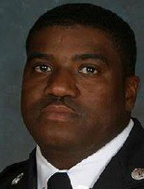 رجل اطفاء يلتقط رضيعا ألقته امه من الطابق الثالث بسبب حريق صورة رقم 2