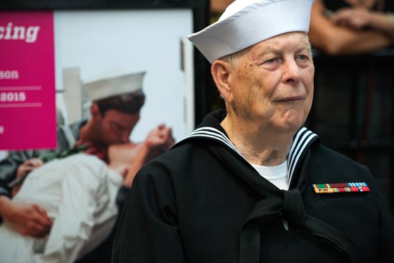 مئات الأزواج يعيدون تمثيل قبلة ضابط امريكي لممرضة في تايم سكوير صورة رقم 5