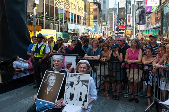 مئات الأزواج يعيدون تمثيل قبلة ضابط امريكي لممرضة في تايم سكوير صورة رقم 6