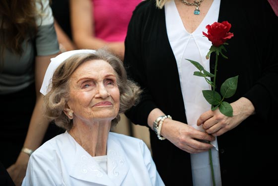 مئات الأزواج يعيدون تمثيل قبلة ضابط امريكي لممرضة في تايم سكوير صورة رقم 8